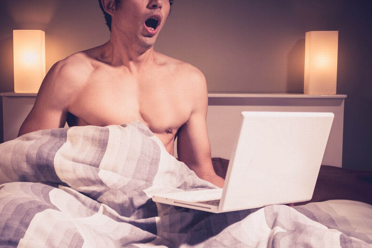 Un uomo si masturba guardando video porno
